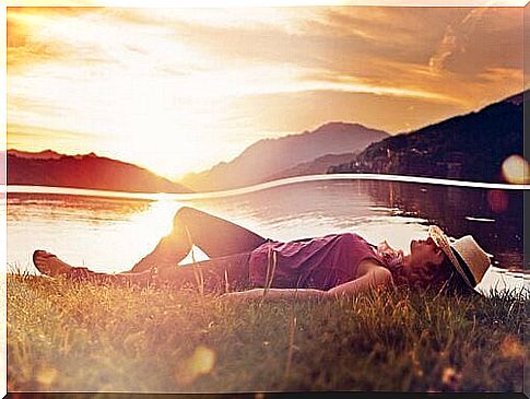 woman-sleeping-by-the-lake's edge