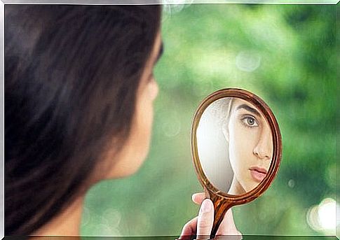 woman-looking-mirror