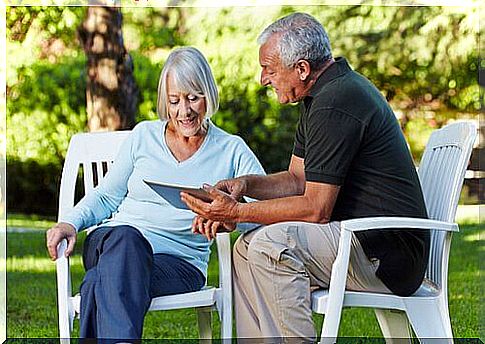 Elderly couple learning with a tablet.